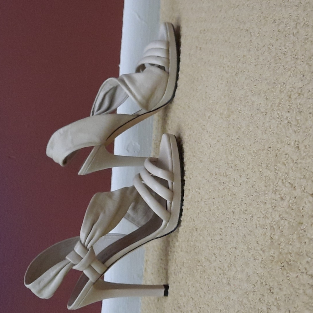Vaneli Karida 7.5M beige leather shoes